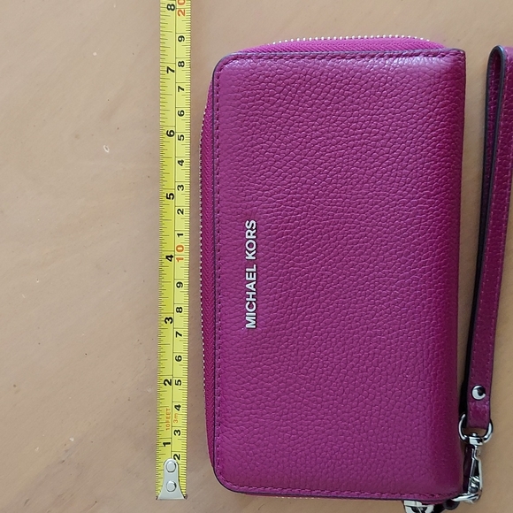 MICHAEL KORS PEBBLED LEATHER ZIP AROUND WALLET PINK w/ SILVER HARDWARE - Picture 2 of 8